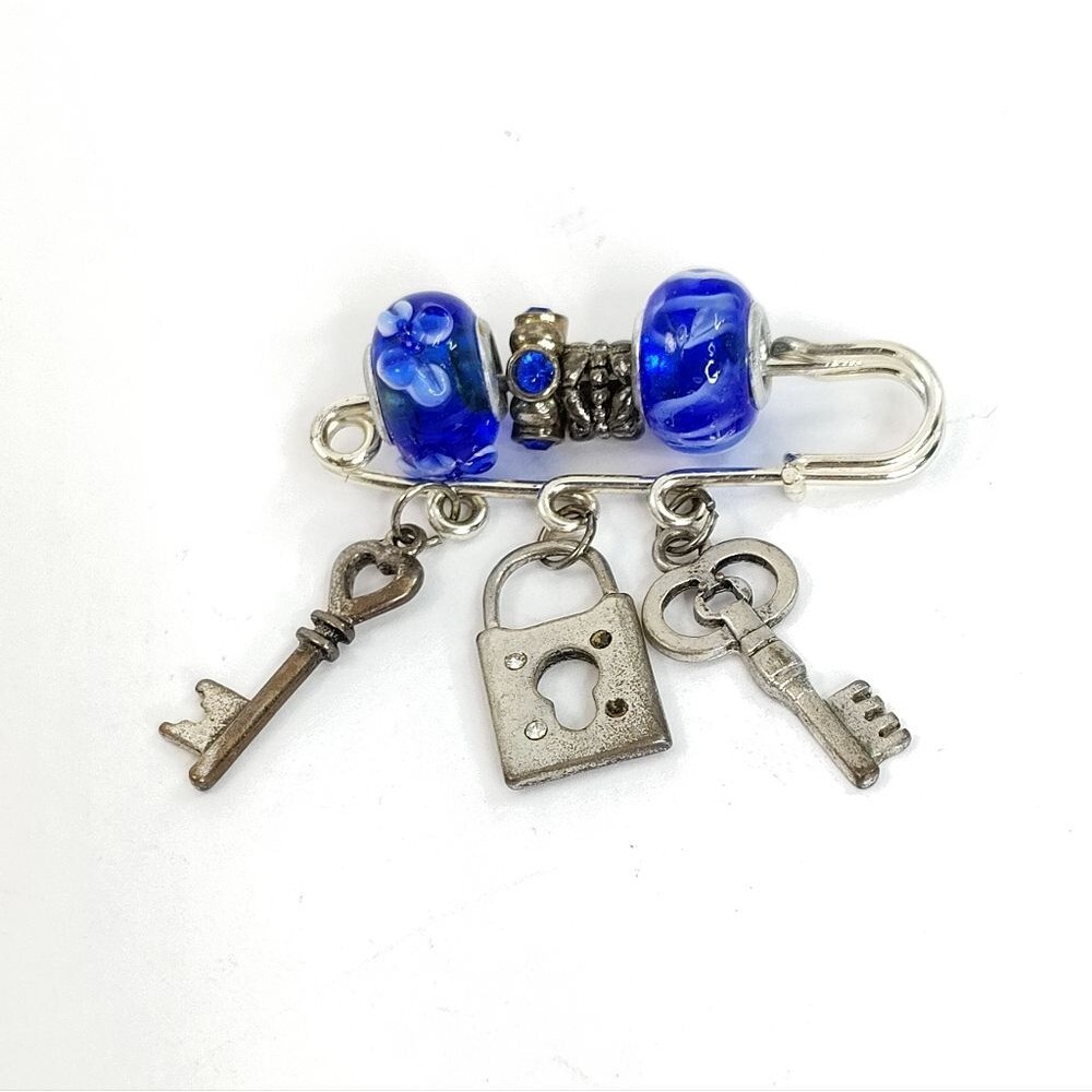 Handmade beaded kilt pin brooch with Heart Keys